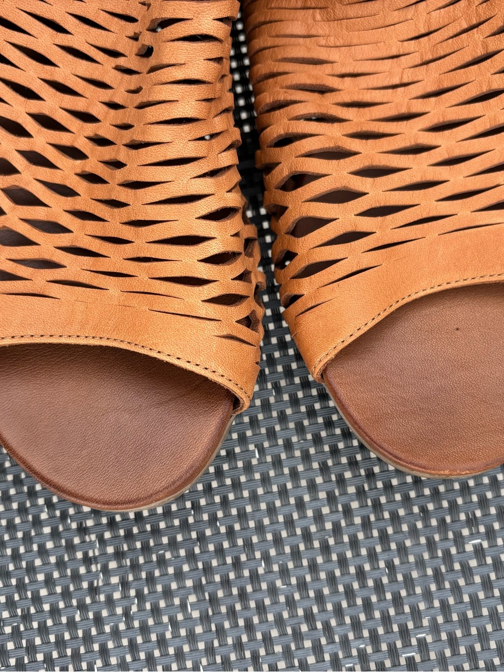 Bueno Women's Cognac Lacey Slingback Sandals - Picture 2 of 10